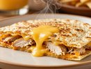 Хрустящая кесадилья с курицей и сыром: идеальный ужин, который собирается за 15 минут