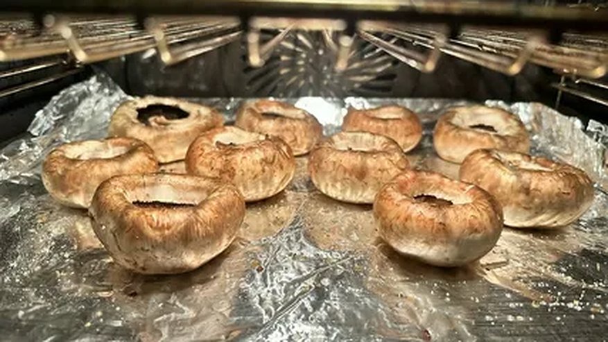 Главная картинка новости: Беру пекинку и шампиньоны: 10 минут — и восхитительный салат на скорую руку готов