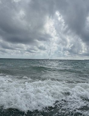 Штормовое предупреждение в Новороссийске: экстренные службы призывают горожан к осторожности