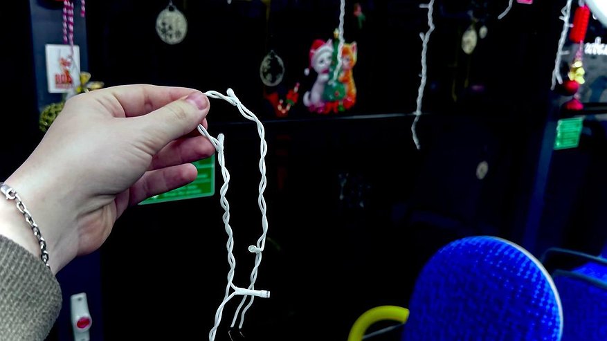 Главная картинка новости: Новогоднее ЧП в Новороссийске: вандалы разорвали праздничную гирлянду в троллейбусе