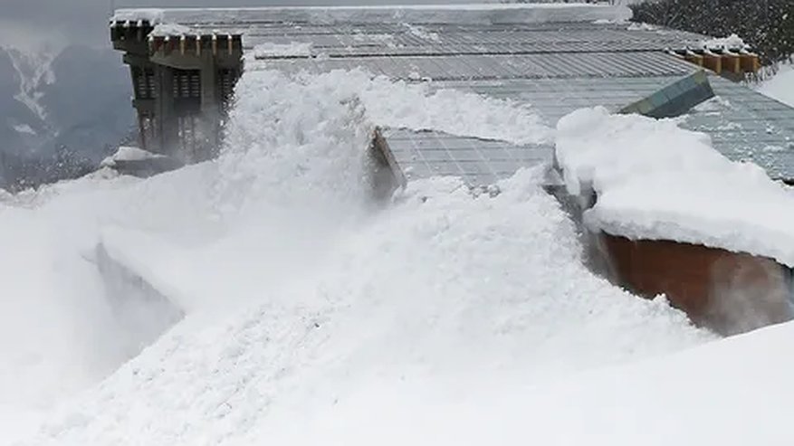 Главная картинка новости: Чрезвычайная погода в Сочи: лавинная опасность, шторм и паводки до 13 января