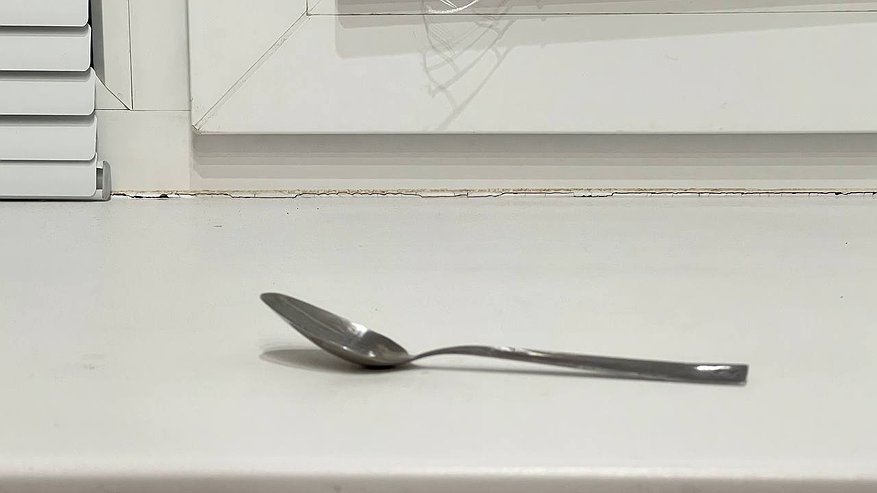 Главная картинка новости: Кладу ложку на подоконник, когда уезжаю из дома. Этот простой секрет решает главную проблему.