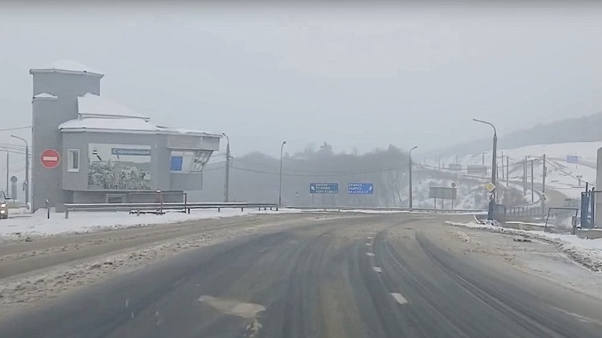 Главная картинка новости: Новороссийск парализован снегом: фурам запретили выезд из города на трассе «Новороссийск – Керчь»