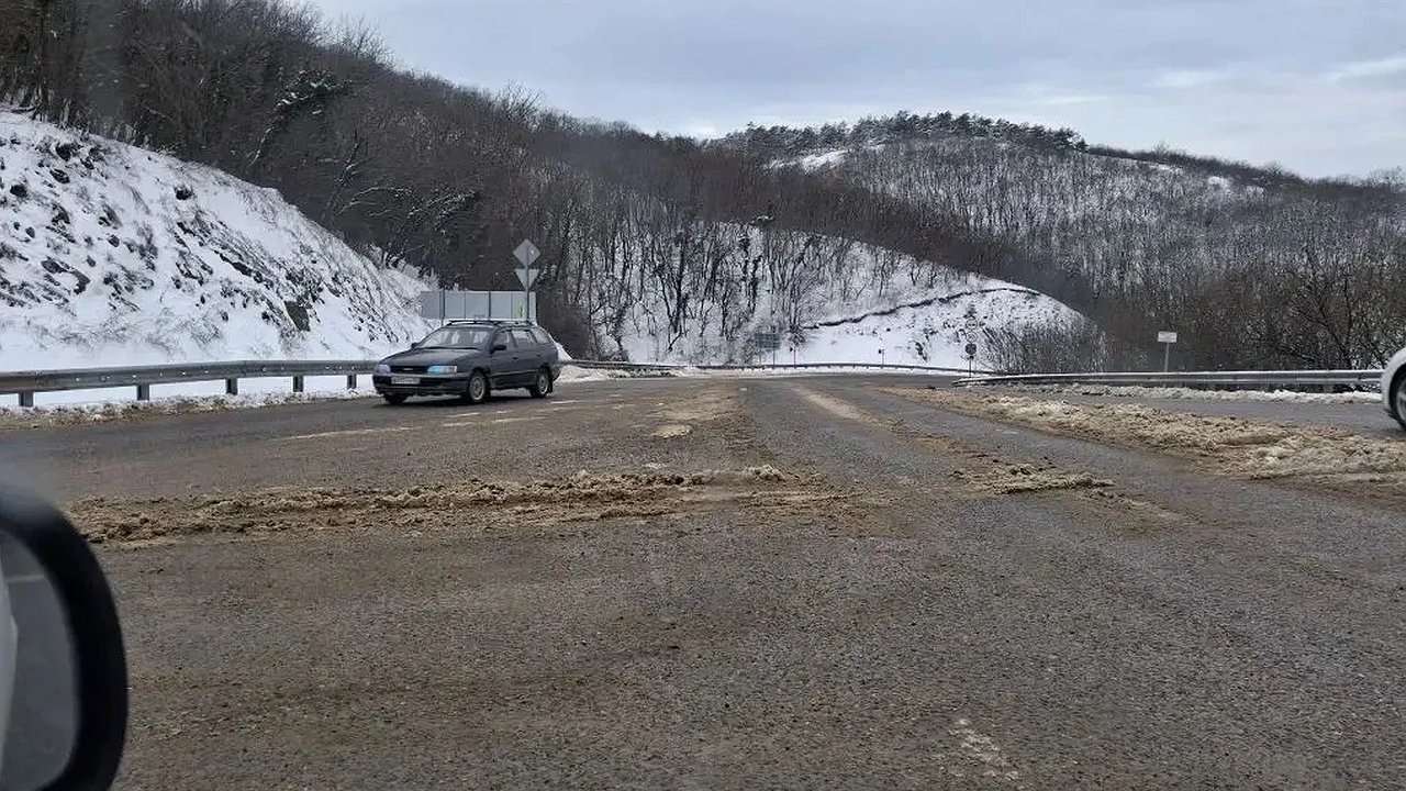 Главная картинка новости: В Новороссийске продлен режим ЧС: штаб по ликвидации последствий непогоды работает круглосуточно