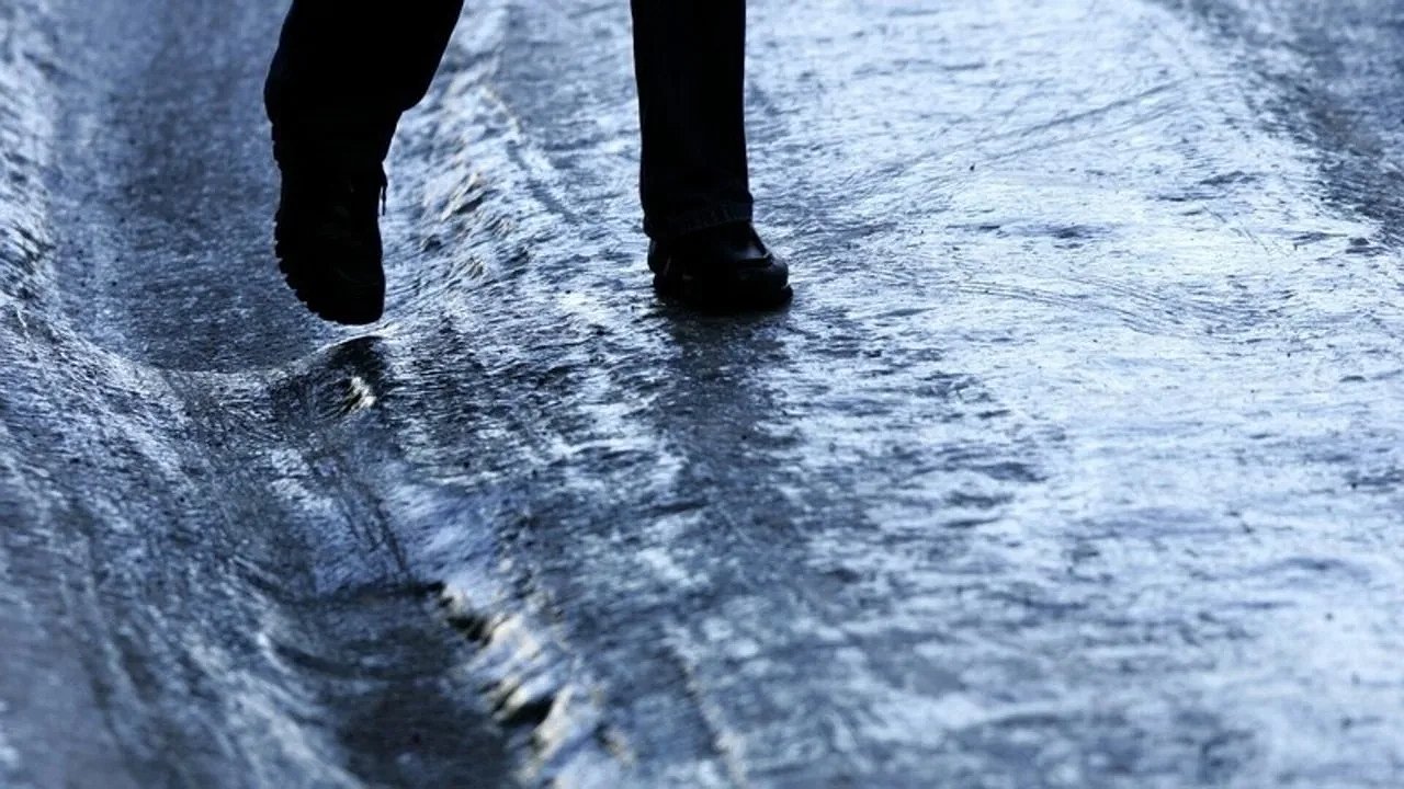 Главная картинка новости: Аномальная зима в Новороссийске: город готовится к снегопаду, гололеду и штормовому ветру