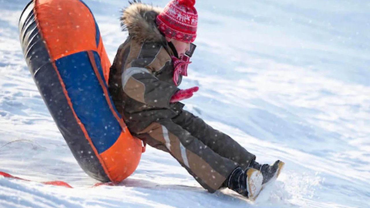 Главная картинка новости: Игры на снегу обернулись травмами: в селе под Новороссийском ребенок пострадал, катаясь на тюбинге