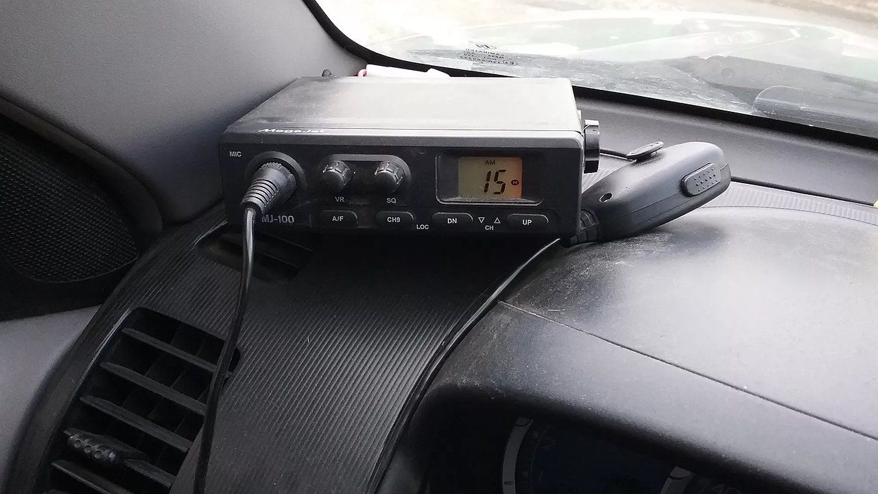 Главная картинка новости: Зачем водители ставят рацию в автомобиль, и чем она им полезна