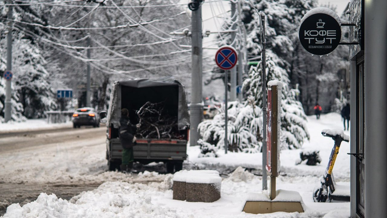 Главная картинка новости: Усиление ветра до 30 м/с и морозы до -7°C: в Новороссийске экстренные службы переведены в режим повышенной готовности