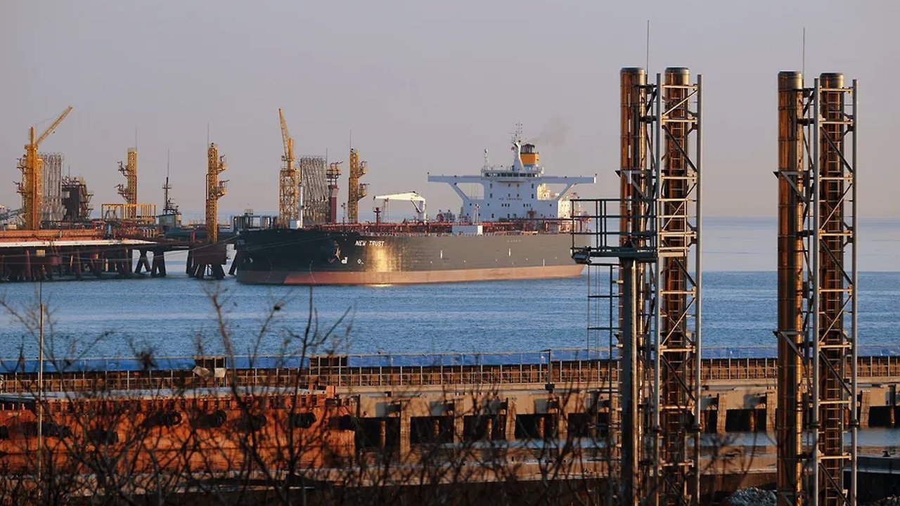 Главная картинка новости: Конфискация в порту Бриндизи: итальянская Финансовая гвардия арестовала судно и 33 тыс. тонн груза за рейс в Новороссийск