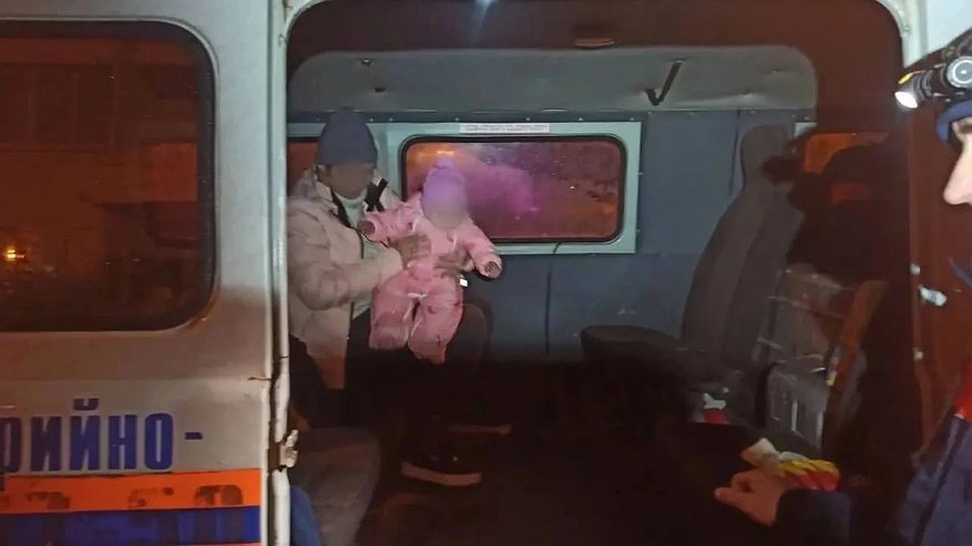 Главная картинка новости: Спасатели эвакуировали семью с детьми из застрявшей машины в Сочи после снегопада 1 января