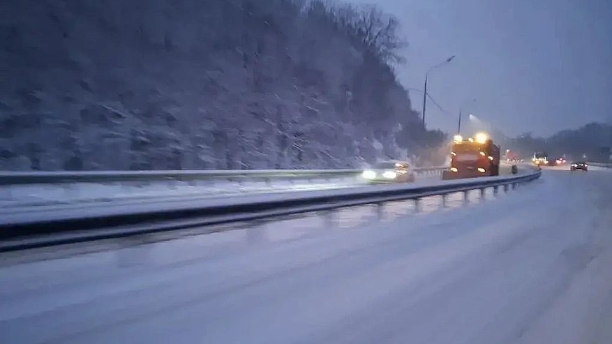 Главная картинка новости: Безопасность прежде всего: в Новороссийске продолжаются работы по борьбе с гололедицей и расчистке снега