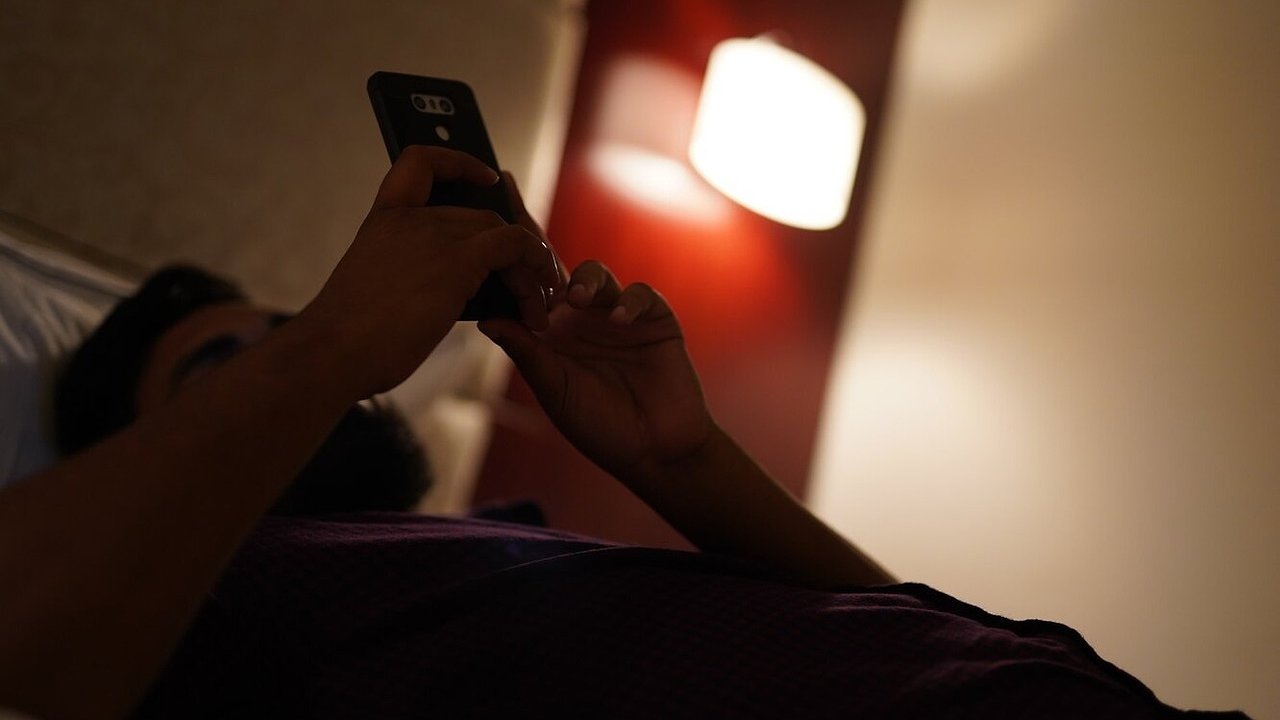 Главная картинка новости: Хакер выдал секрет. Если ваш телефон делает это по ночам, значит он уже не ваш