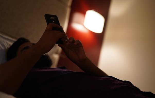 Хакер выдал секрет. Если ваш телефон делает это по ночам, значит он уже не ваш