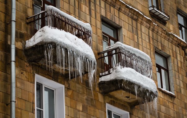 «Наши дворы — поле боя»: в Новороссийске сосулька упала на 8-летнего ребёнка, прокуратура начала проверку.