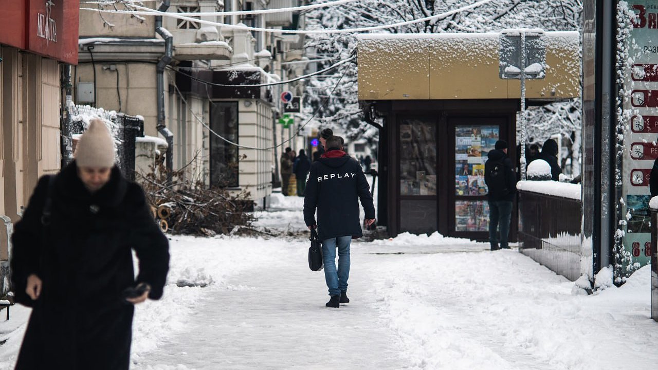 Главная картинка новости: Штормовое предупреждение в Новороссийске: синоптики прогнозируют снег, гололёд и подтопления