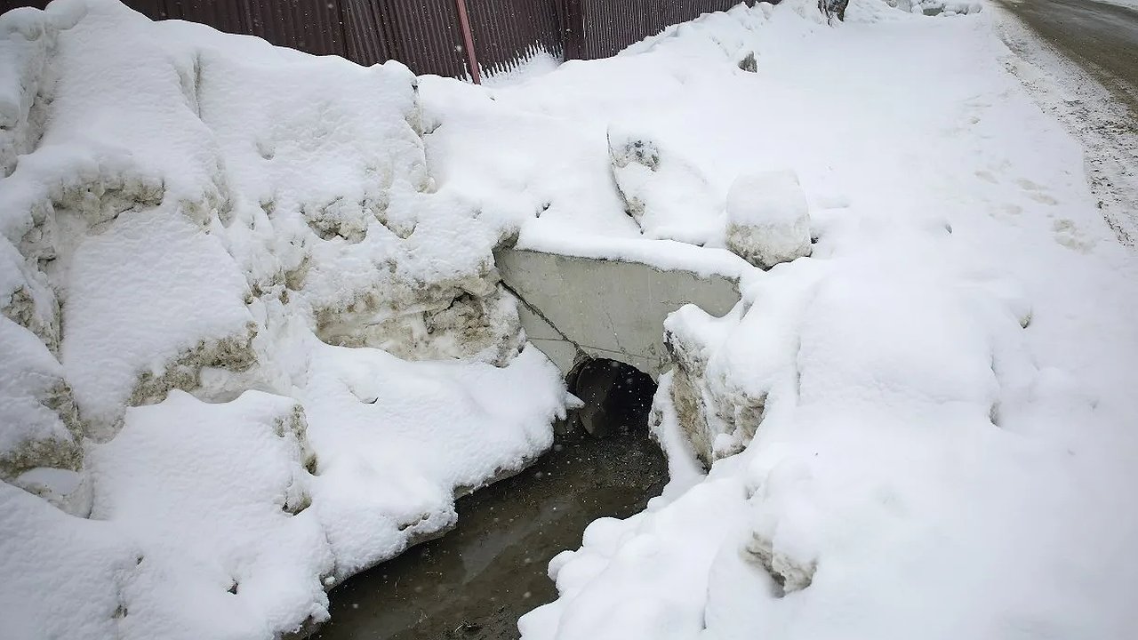 Главная картинка новости: Стихия обрушилась на дороги Новороссийска. Какой район оказался в воде и что делают власти