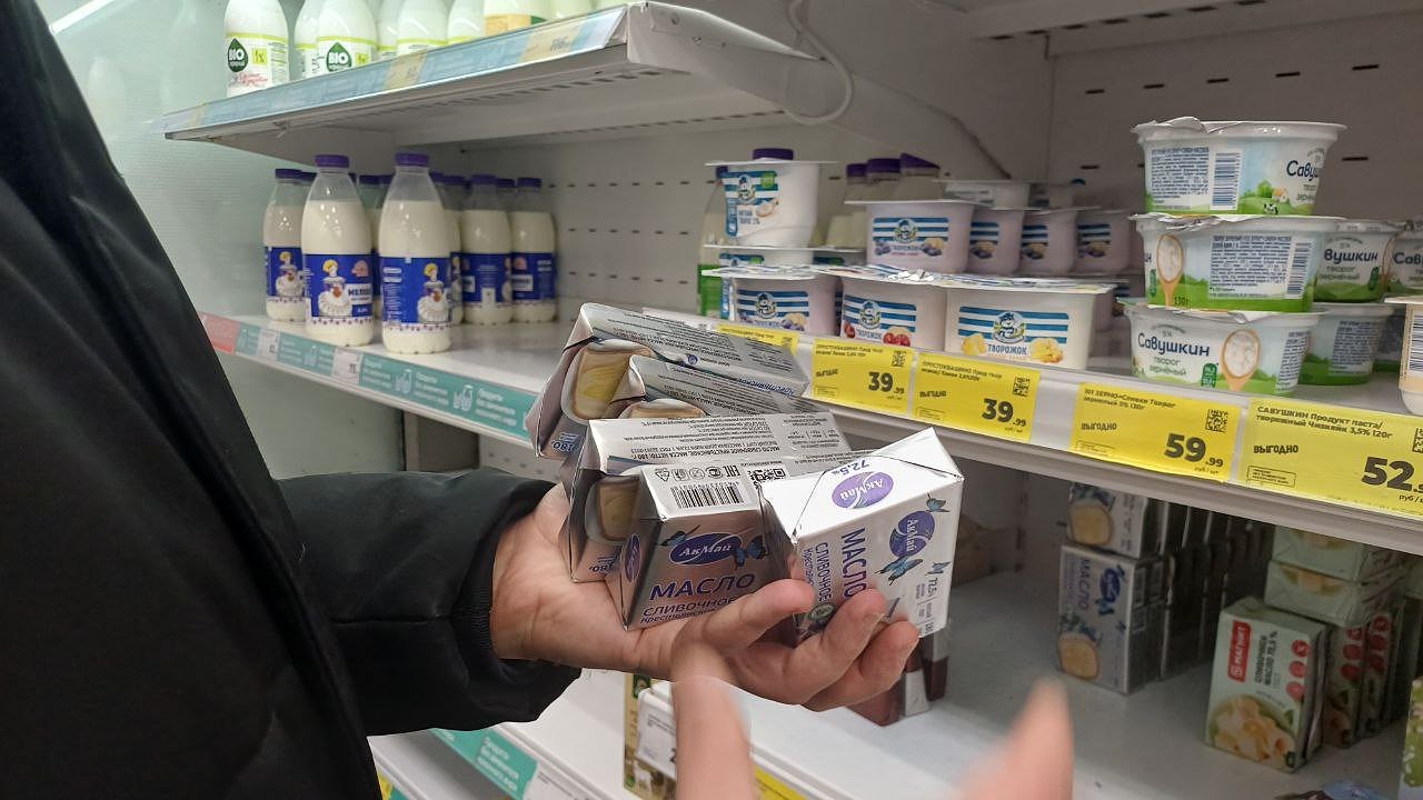 Главная картинка новости: Эксперты Роскачества назвали марки масла, которое можно брать по 5 пачек. Там нет и намека на пальмовое масло