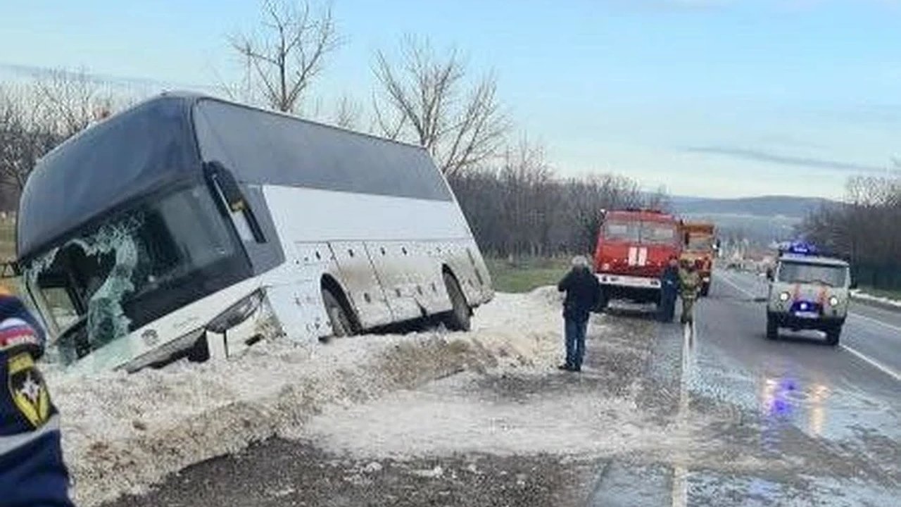 Главная картинка новости: Автобус с пассажирами съехал в кювет после лобового столкновения под Новороссийском