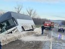 Автобус с пассажирами съехал в кювет после лобового столкновения под Новороссийском