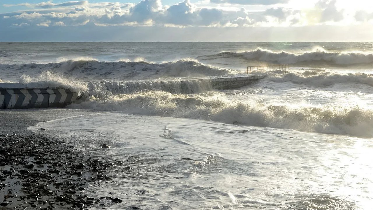 Главная картинка новости: В Сочи и Сириусе ожидаются полутораметровые волны