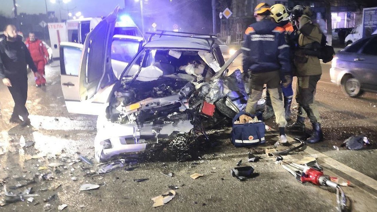 Главная картинка новости: На Кубани погиб водитель в страшном ДТП: «Лада» и BMW столкнулись лоб в лоб в Новороссийске