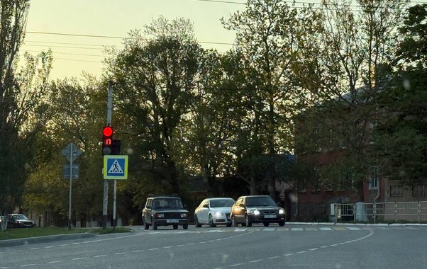 Можно ли повернуть направо на обычный зелёный, если стрелка не горит: разбираем правила