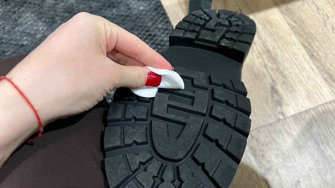 Главная картинка новости: Прохожу по подошве ватным диском — и ботинки перестают скользить даже на льду