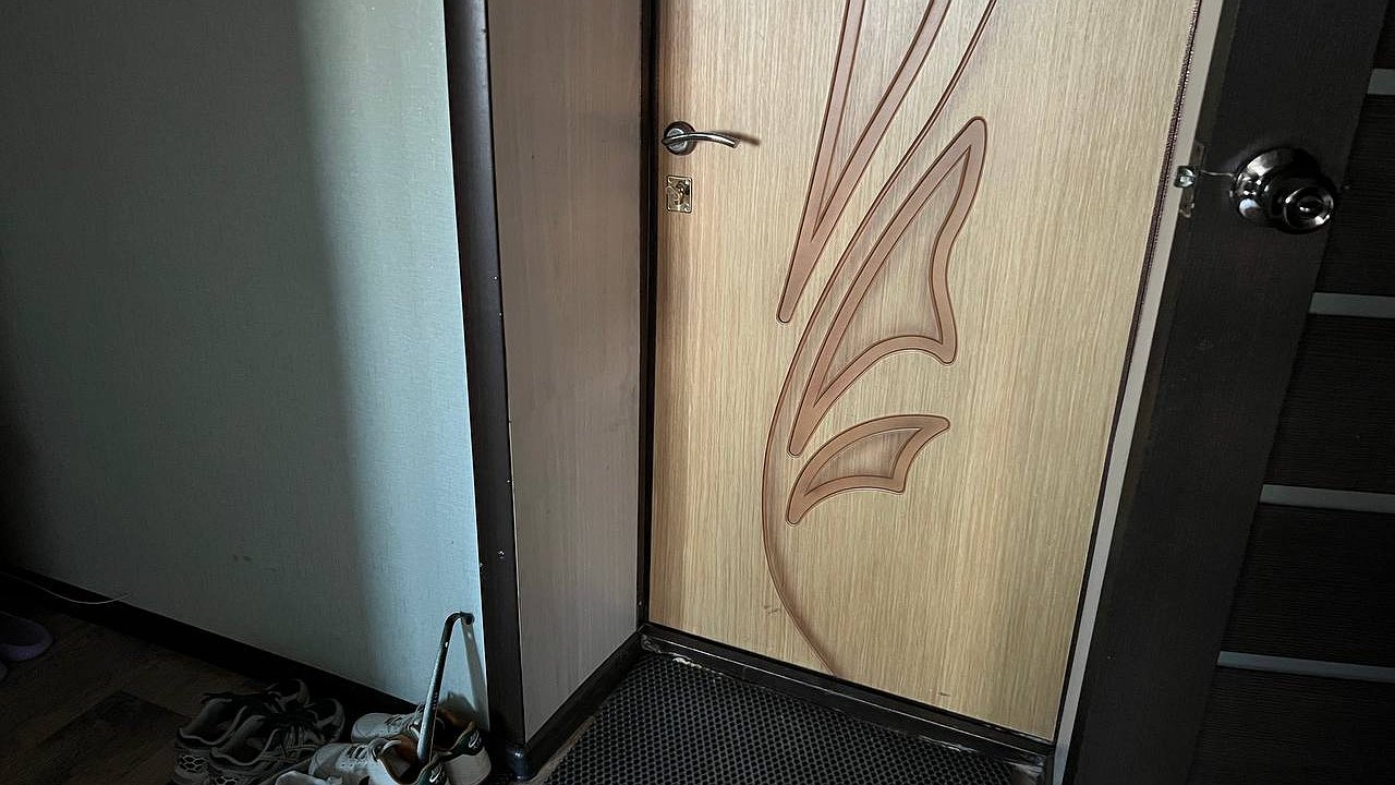 Главная картинка новости: Посыпьте соль у порога и спите спокойно: старая хитрость актуальна и сейчас