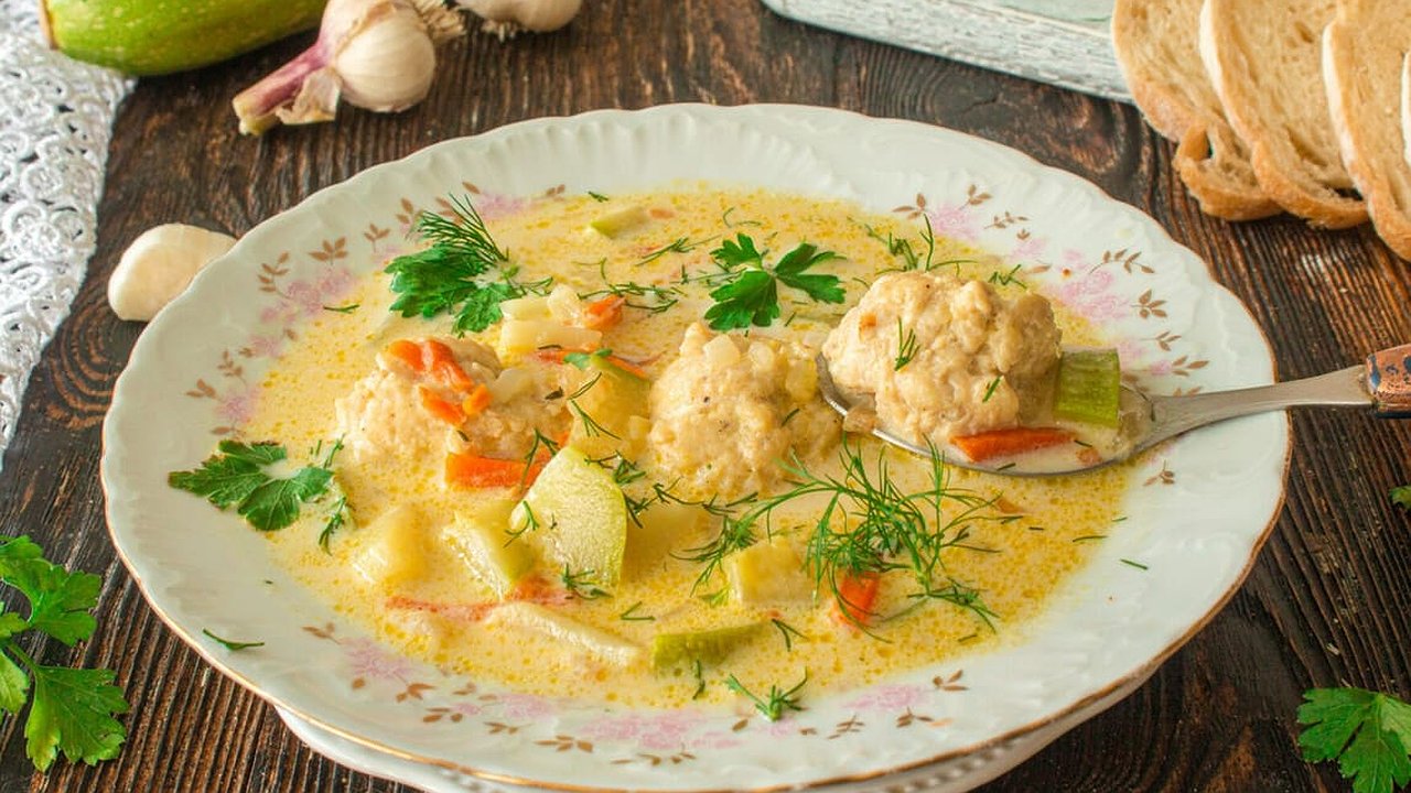 Главная картинка новости: Суп с сыром и фрикадельками: рецепт нежности в тарелке