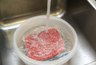 Миниатюра новости: Стало известно, почему нельзя размораживать мясо в горячей воде. Есть опасные последствия