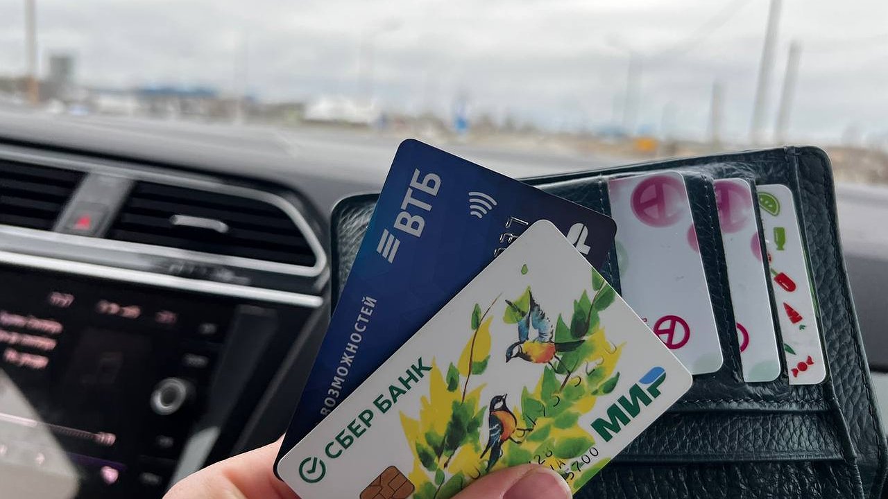 Главная картинка новости: Меняются правила снятия пенсий с банковских карт. Принцип второй руки