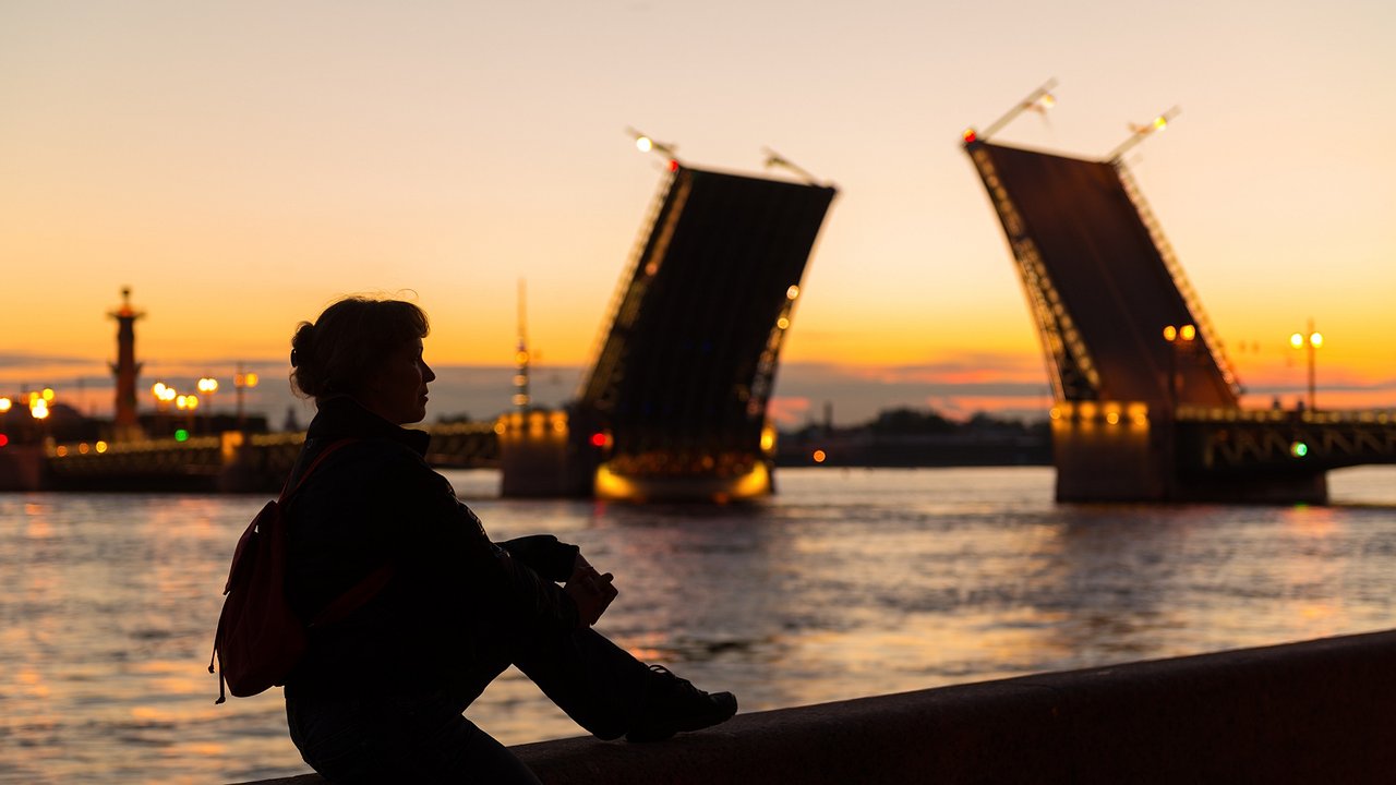 Главная картинка новости: Вернулись из Питера, посчитали деньги и ахнули: простые способы сэкономить в поездке без потерь