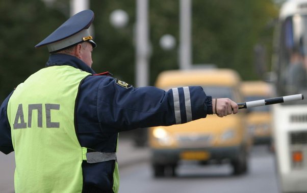 Остановили на дороге и просят показать телефон в смартфоне: что говорит закон и как ответить
