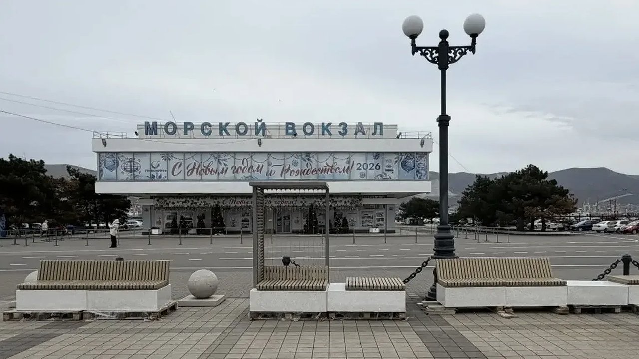 Главная картинка новости: Набережная Новороссийска станет удобнее: здесь установят 90 новых скамеек и 180 урн