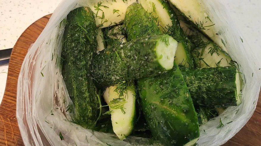 Главная картинка новости: Хрустят звонче свежих: секрет малосольных огурцов в пакете за 30 минут