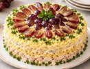 Необычное сочетание, а гости просят добавку: салат с копчёной курицей, сыром и виноградом