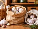 Чеснок не высыхает и не прорастает месяцами: простой способ хранения, который стоит взять на заметку