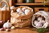 Чеснок не высыхает и не прорастает месяцами: простой способ хранения, который стоит взять на заметку