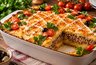 Фарш по-королевски вместо привычной курицы: сытное блюдо с румяной корочкой для праздничного стола