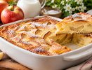 Не шарлотка и не обычный омлет: яблочный десерт из духовки, который готовится почти сам