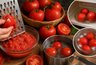 Больше не мучаюсь с помидорами: простой кухонный способ снять кожицу без кипятка