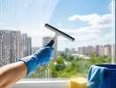 Окна без разводов за 10 минут: почему скребок работает лучше газет и тряпок