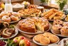 Кефир и яйца есть почти в каждом холодильнике: 10 рецептов вкусной домашней выпечки