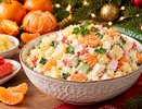На Новый год готовьте только так: крабовый салат с мандаринами затмевает привычную классику