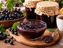 Всего два ингредиента — и заготовка готова: черноплодная рябина с сахаром без варки