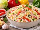 Болгарский салат с крабовыми палочками, пекинской капустой и перцем: простой рецепт