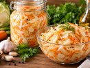 Капуста хрустит уже на следующий день: простой рецепт с морковью и чесноком