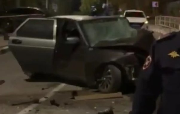 «Лада Приора» врезалась в ограждение под Новороссийском: 22-летний водитель погиб