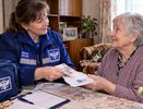 Пенсионеры могут отказаться от банковской карты и получать пенсию через почтальона: как это сделать