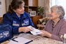 Пенсионеры могут отказаться от банковской карты и получать пенсию через почтальона: как это сделать